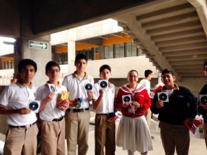Middle school students that attended an astronomy lecture at the Universidad de Monterrey during the “Semana Nacional de la Ciencia y Tecnología” (National Science and Technology Week) in October 2015 show their “Un Paseo por el Cielo” CD ROMs.